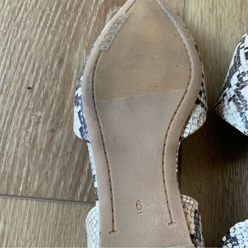 Old Navy Pointed Toe Neutral Animal Print Flats - Picture 6 of 6